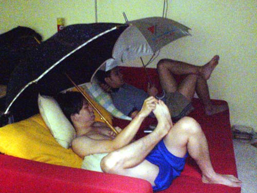 KY using umbrella indoor