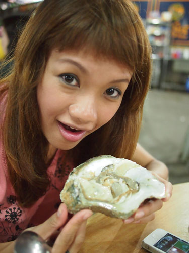check out the size of fresh oyster there