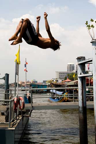 Bangkok Trip 2008 - diving kids on choo phraya river