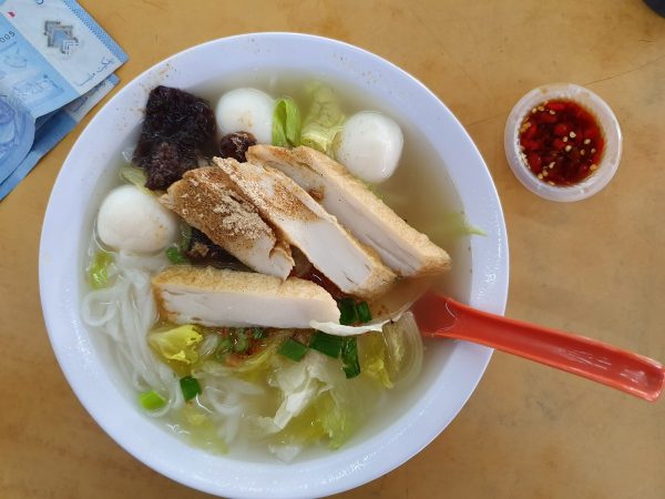 fish ball noodle, with fish cake & seaweed too
