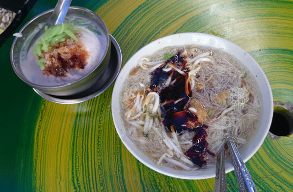 there are other dishes here too, like the delicious mee soto