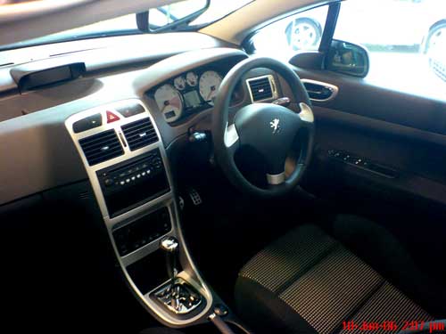 Black Peugeot 307CC interior console