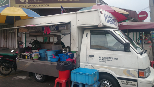 Hasan's Rojak and Cendol truck, outside seapark market