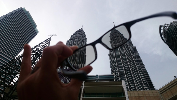the change of tint is almost instantaneous, outdoor at KLCC park